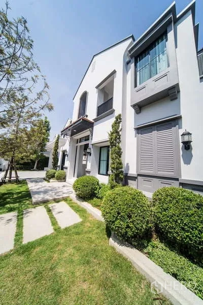 บ้าน ให้เช่าในSaphan Sung, Bangkok - ด้านหน้าบ้านสองชั้น สนามหญ้าและพุ่มไม้ตัดแต่งสวย