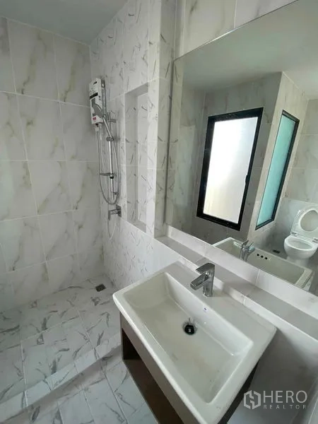 联排别墅 出租在Prawet, Bangkok - 第二卫浴采用仿大理石瓷砖，设淋浴与浴室柜。