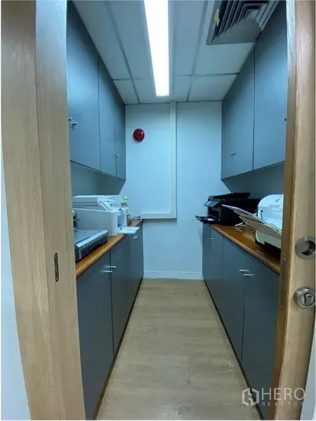 สำนักงาน ให้เช่าในKhlong Toei, Bangkok - ห้องยูทิลิตี้สำนักงานขนาดกะทัดรัด ตู้บิ้วท์อินสีเทา พื้นลามิเนต พร้อมเครื่องพิมพ์และไฟฟลูออเรสเซนต์