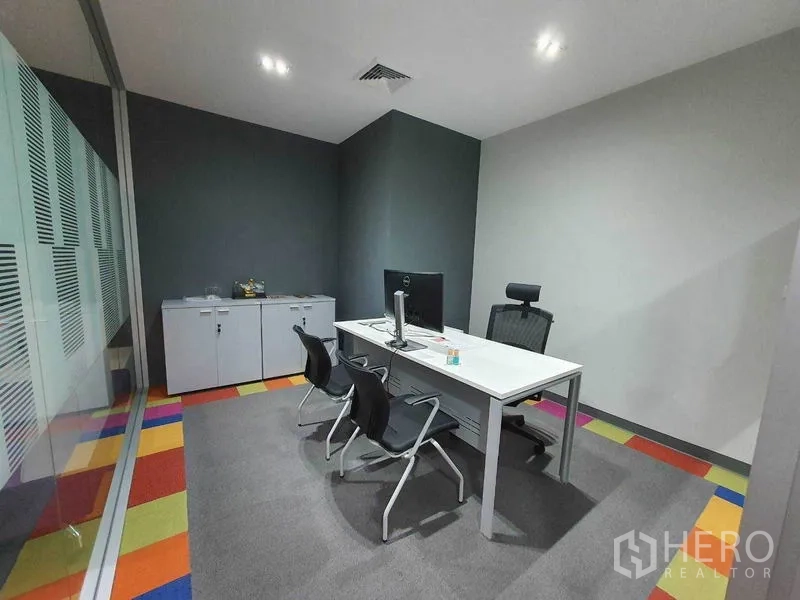 สำนักงาน ให้เช่าในRatchathewi, Bangkok - ห้องทำงานส่วนตัวพร้อมโต๊ะ เก้าอี้รับรอง และผนังกระจก
