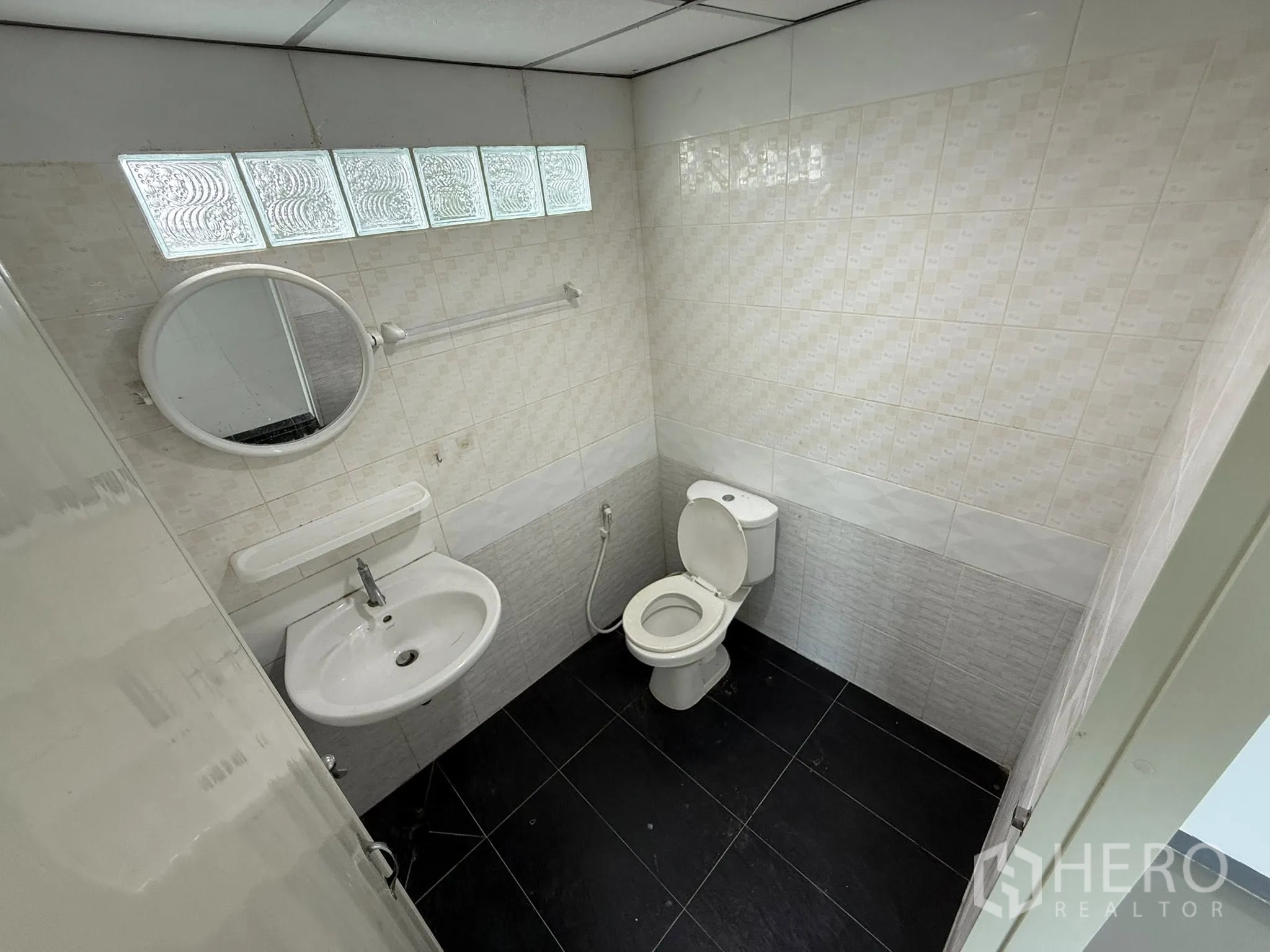 คลังสินค้า ให้เช่าหรือขายในBang Sao Thong, Samut Prakan - ห้องน้ำแบบชักโครกสะอาด พร้อมอ่างล้างหน้าและกระจก