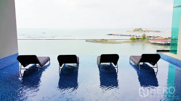 公寓 出租或出售在Si Racha, Chon Buri - 无边际泳池配躺椅，面朝宽阔海景与小岛。