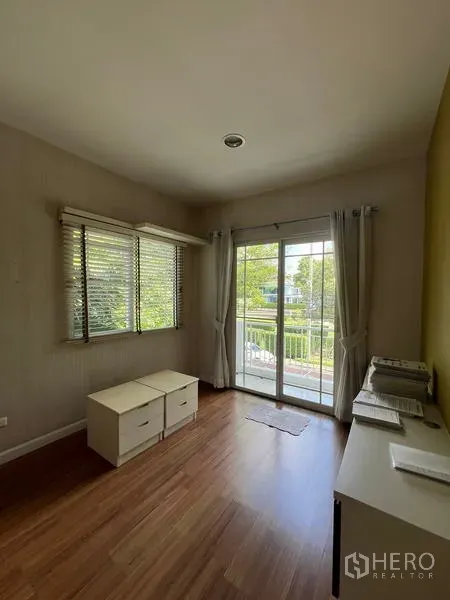 บ้าน ให้เช่าในBang Kapi, Bangkok - ห้องอเนกประสงค์สว่าง มีหน้าต่างมุมห้องและทางออกสู่ระเบียง