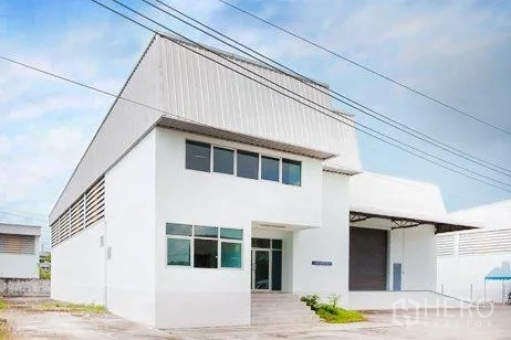 Warehouse for rent in Bang Phli, Samut Prakan - Front office block attached to a warehouse with canopy and roller shutter loading door.