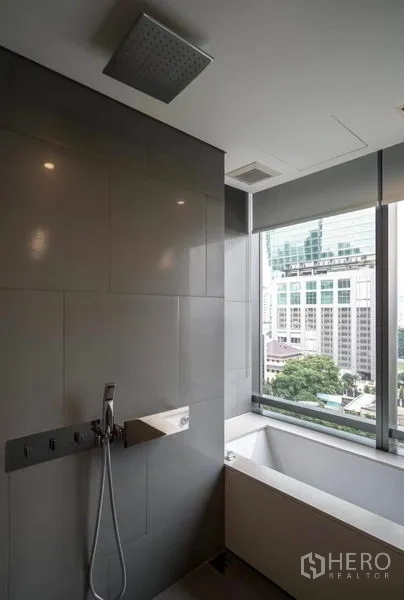 คอนโด ให้เช่าในSathon, Bangkok - ห้องน้ำมีอ่างอาบน้ำติดหน้าต่างบานใหญ่ชมวิวเมือง