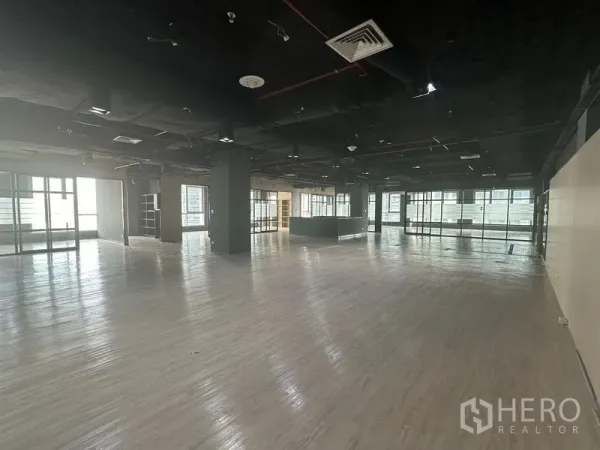 办公空间 出租在Bang Rak, Bangkok - 通透开放平面，周边采光充足的办公大厅