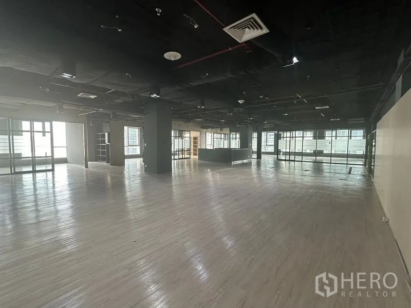 办公空间 出租在Bang Rak, Bangkok - 通透开放平面，周边采光充足的办公大厅