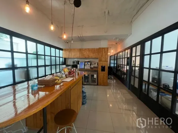 办公空间 出租在Khlong Toei, Bangkok - 茶水间，设抛光木吧台、吧凳、吊灯、收纳柜与磨砂玻璃。