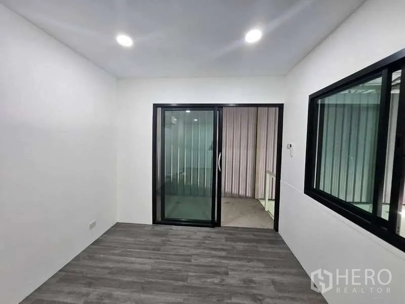 คลังสินค้า ให้เช่าในKhlong Toei, Bangkok - ห้องออฟฟิศชั้นลอยแบบปิด มีประตูกระจกบานเลื่อน ไฟดาวน์ไลท์ LED และพื้นลายไม้.