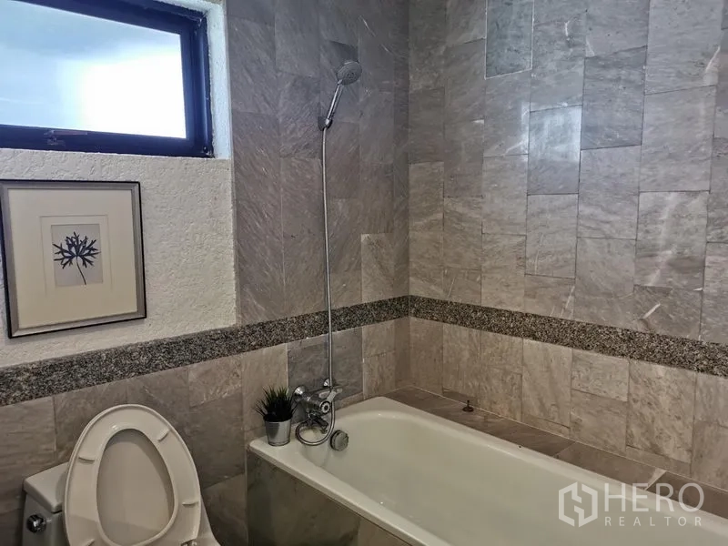 คอนโด ให้เช่าหรือขายในWatthana, Bangkok - ห้องน้ำพร้อมอ่างอาบน้ำและฝักบัว ผนังปูกระเบื้อง