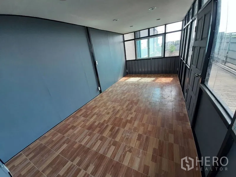 工厂 出租在Lam Luk Ka, Pathum Thani - 玻璃围合的办公室，木纹地砖，自然光充足。