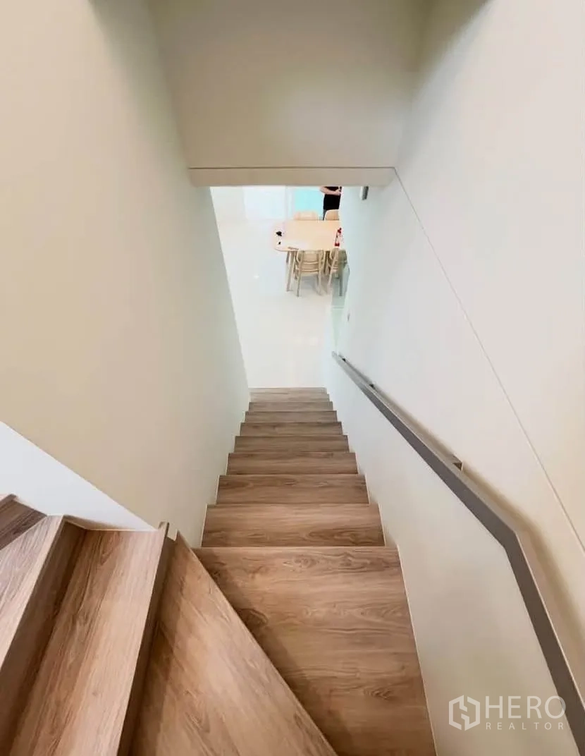Detached House for rent in Bang Phli, Samut Prakan - Wooden staircase with handrail leading down to the dining area.