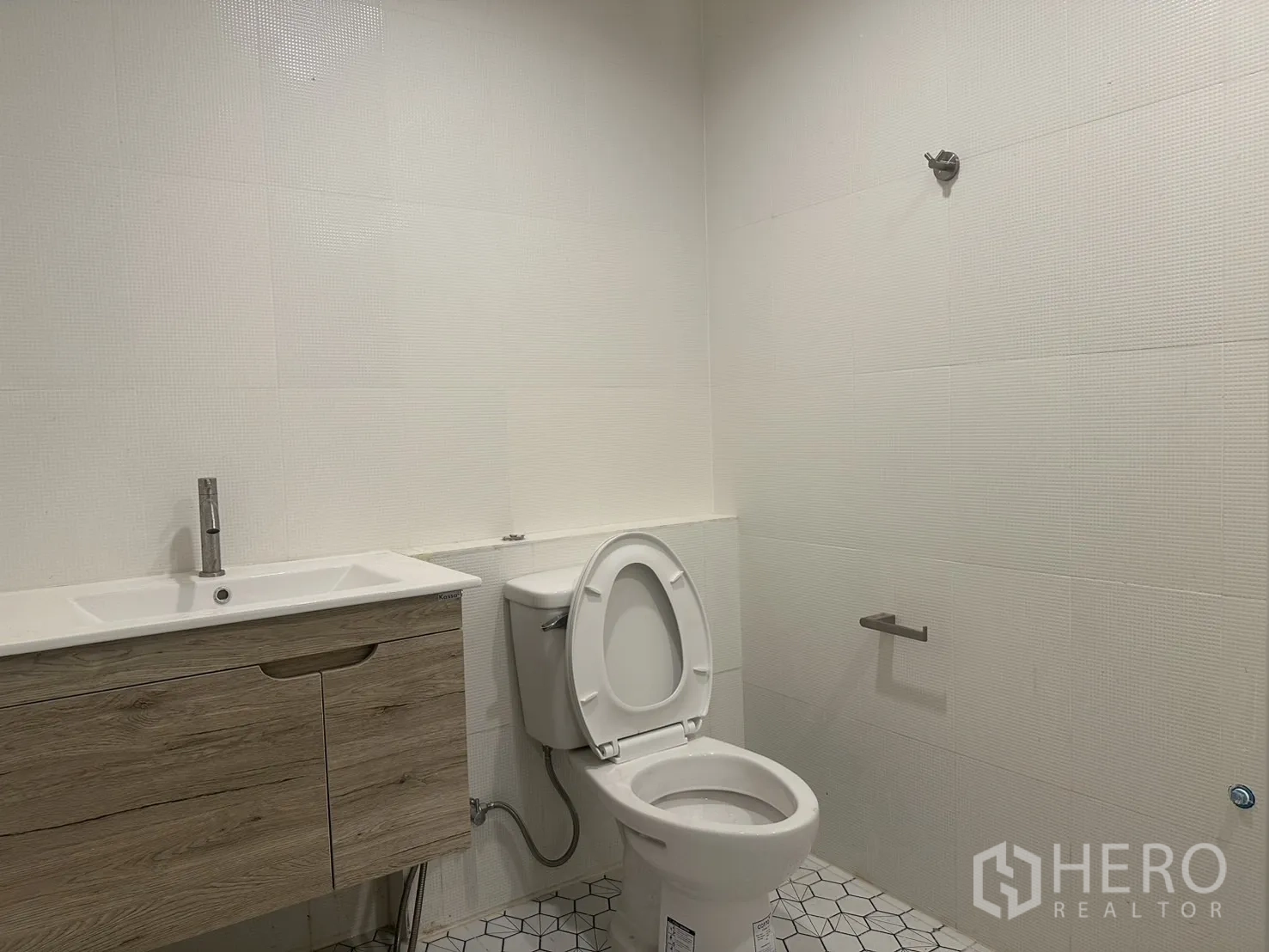 สำนักงานที่บ้าน ให้เช่าในKhlong Toei, Bangkok - ห้องน้ำแขกพร้อมตู้ล้างหน้าไม้และผนังสีขาว