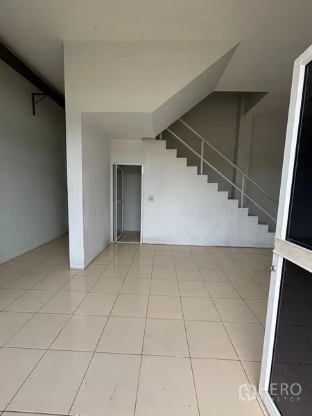 Warehouse for rent in Phra Samut Chedi, Samut Prakan - Entry foyer with tiled flooring leading to an enclosed room and stairs to the upper level.
