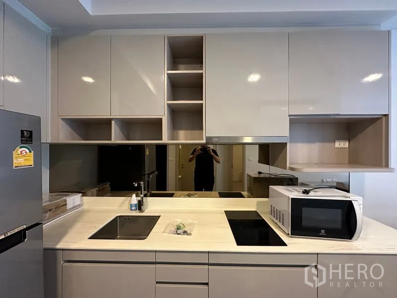 คอนโด ให้เช่าในKhlong Toei, Bangkok - ครัวบิวท์อินสมัยใหม่ ตู้เก็บของเงา เตาอินดักชัน อ่างล้างจาน และไมโครเวฟ
