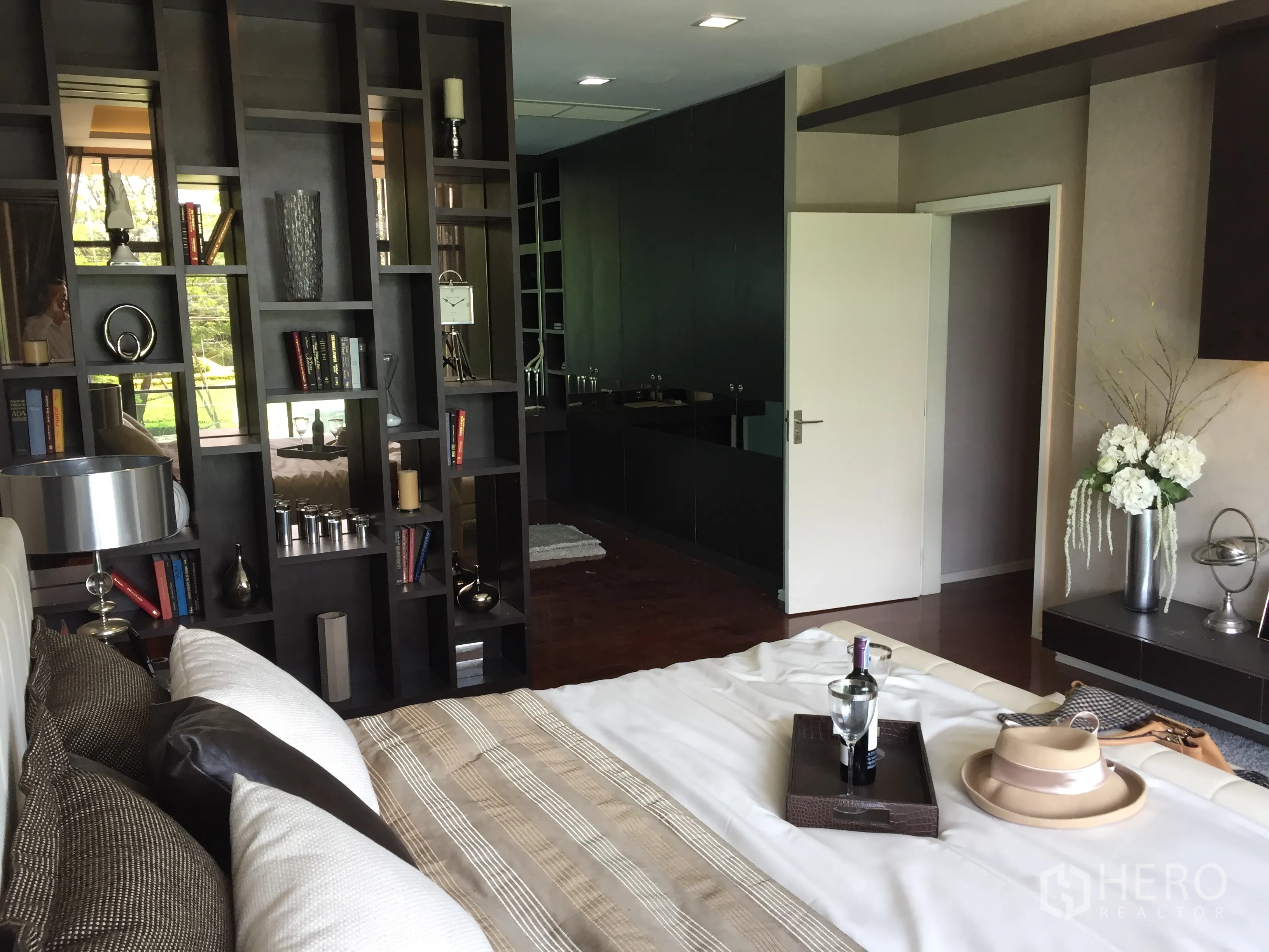 Detached House for sale in Prawet, Bangkok - Spacious master bedroom with open shelving divider and fitted wardrobes.