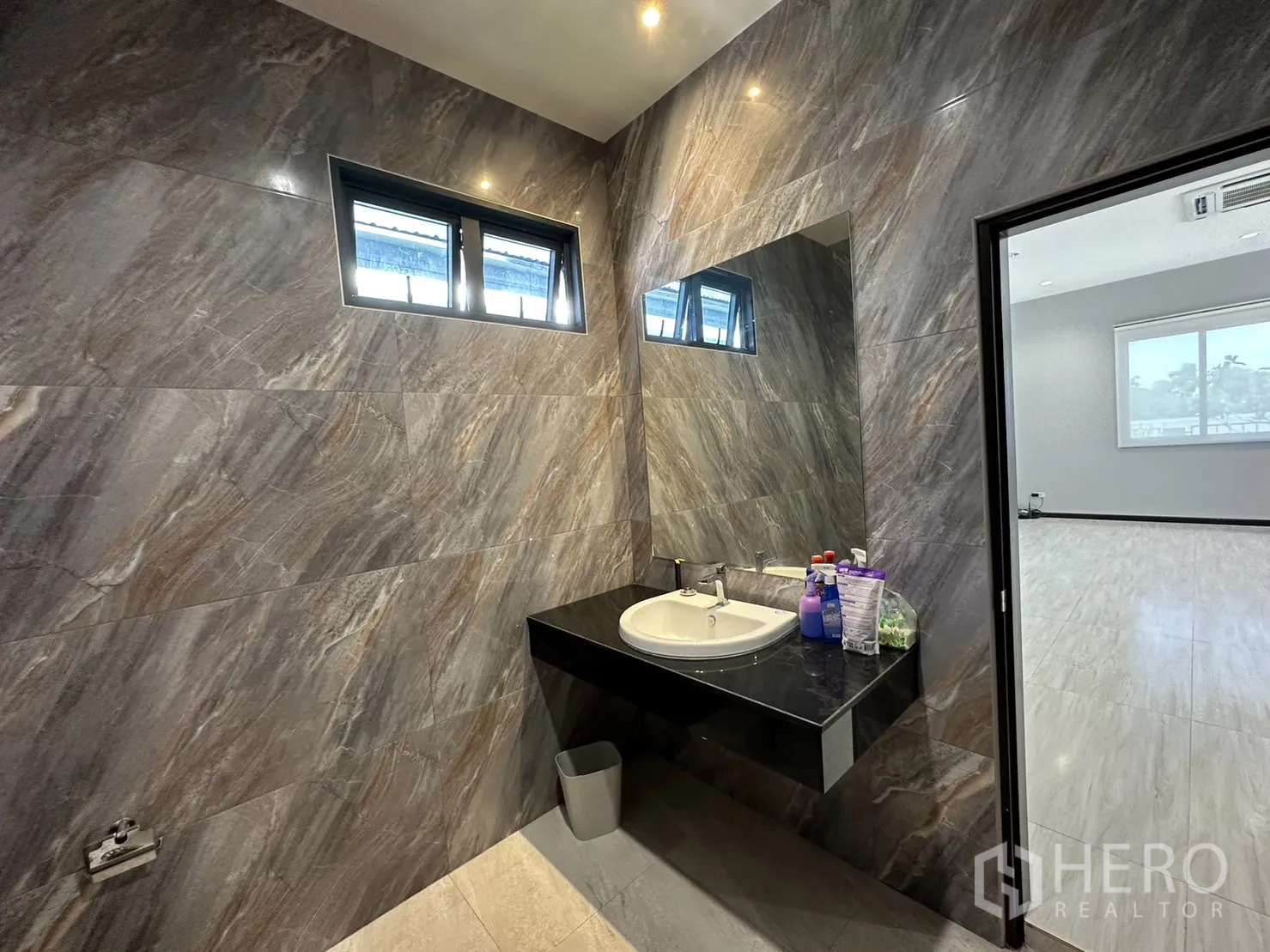 โรงงาน ขายในLam Luk Ka, Pathum Thani - ห้องน้ำพร้อมกระจกบานใหญ่และเคาน์เตอร์อ่างล้างหน้า.