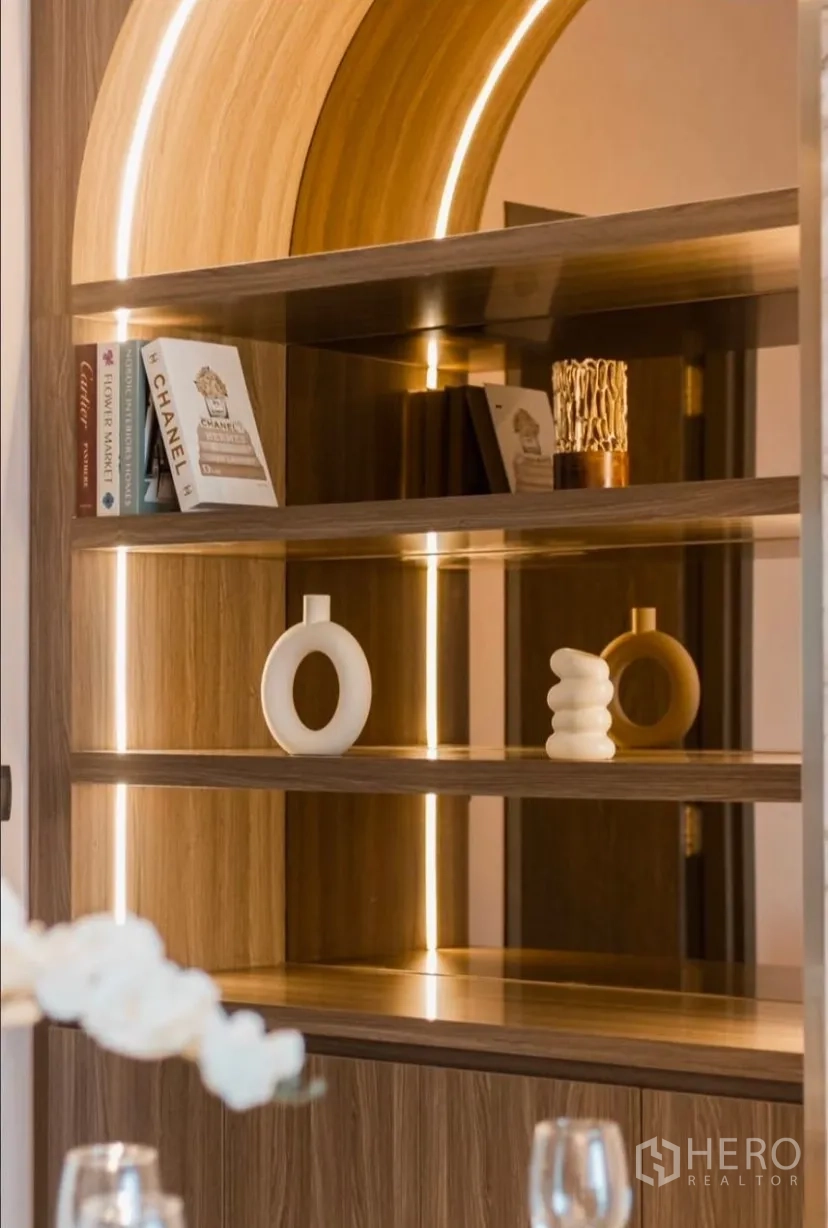 คอนโด for rent in Watthana, Bangkok - ภาพใกล้ชั้นโชว์ทรงโค้งมีไฟตกแต่งและของแต่งบ้าน