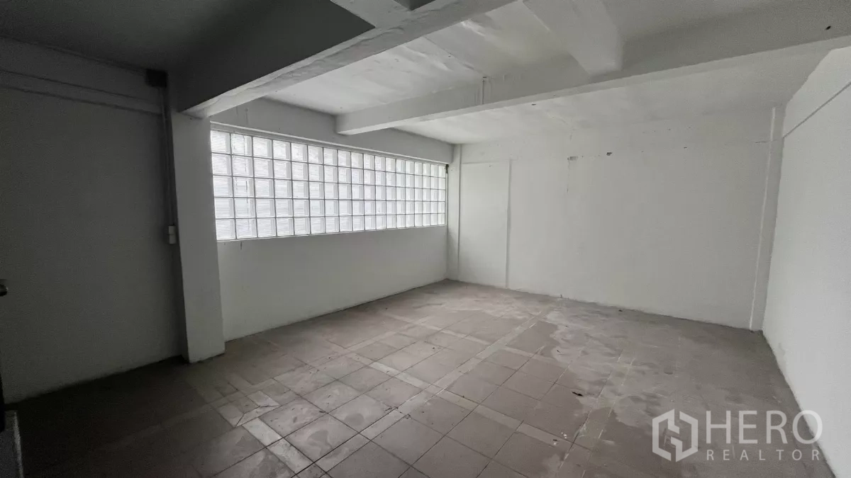 店屋 出租在Watthana, Bangkok - 夹层上方明亮房间，长条玻璃砖采光窗与瓷砖地面。