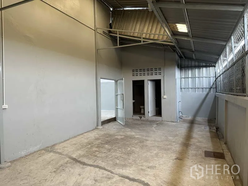 โรงงาน ให้เช่าในNonthaburi - โซนยูทิลิตี มีประตูด้านข้าง พื้นที่เก็บของ และห้องน้ำ ใต้หลังคาเมทัลชีท