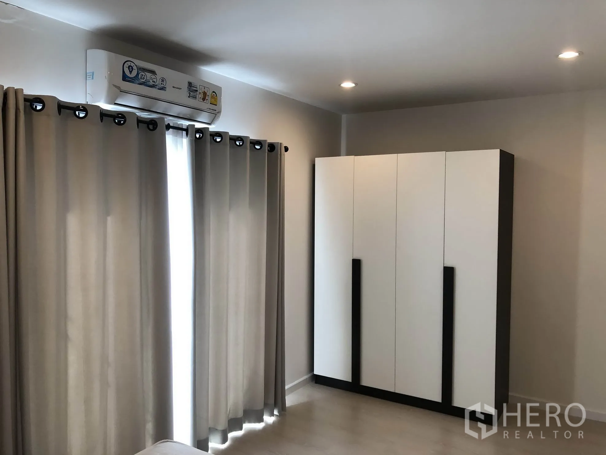 ทาวน์เฮาส์ ให้เช่าในBang Kapi, Bangkok - มุมห้องนอนมีตู้เสื้อผ้าขนาดใหญ่ ผ้าม่าน และเครื่องปรับอากาศแบบติดผนัง