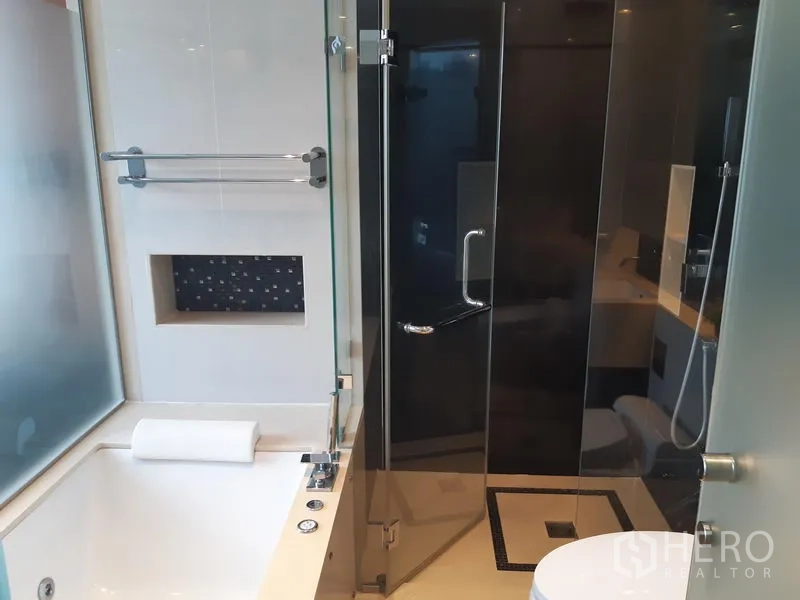 คอนโด ให้เช่าในKhlong Toei, Bangkok - ห้องน้ำมีอ่างอาบน้ำและห้องอาบน้ำกระจกแยกส่วน