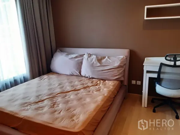 คอนโด ให้เช่าในKhlong Toei, Bangkok - ห้องนอนอบอุ่น เตียงคู่ ผ้าม่านโปร่ง และโต๊ะทำงาน