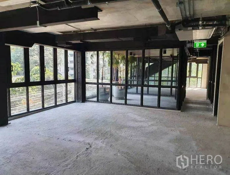 พื้นที่ขายปลีก ให้เช่าในWatthana, Bangkok - ชั้นค้าปลีกสว่าง โอบล้อมด้วยผนังกระจก ใกล้โถงบันไดและประตูอลูมิเนียม