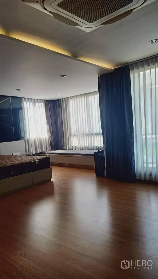 บ้าน ให้เช่าหรือขายในKhan Na Yao, Bangkok - ห้องนอนใหญ่กว้าง หน้าต่างมุมสองด้าน แอร์ฝังฝ้า และเตียงยกพื้น