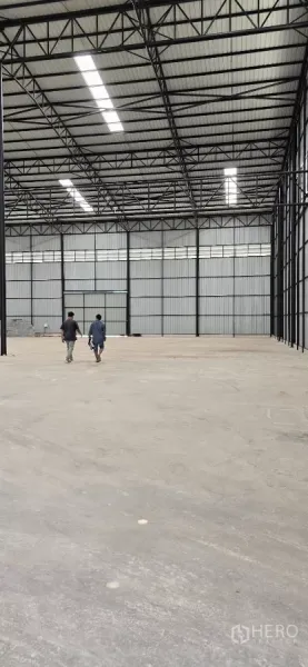 工厂 出租在Mueang Samut Sakhon, Samut Sakhon - 从厂房大厅深处望向大型出入口，展示开阔的作业空间。
