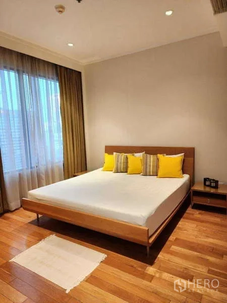คอนโด ให้เช่า - ห้องนอนสว่าง เตียงขนาดใหญ่ พื้นไม้ และหน้าต่างบานสูงที่ The Emporio Place เขตคลองเตย