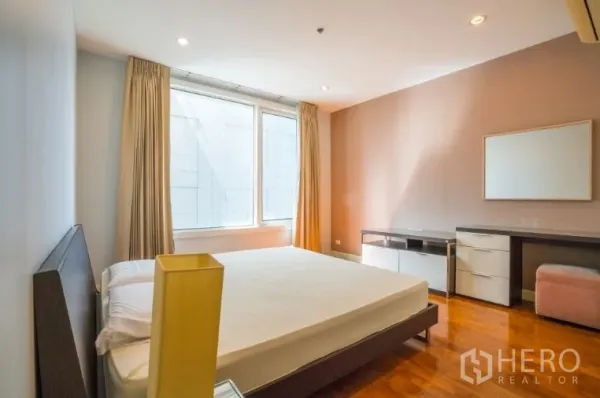 คอนโด ให้เช่าหรือขายในKhlong Toei, Bangkok - ห้องนอนหลักหน้าต่างบานใหญ่ พื้นไม้ และโต๊ะทำงานบิลท์อิน