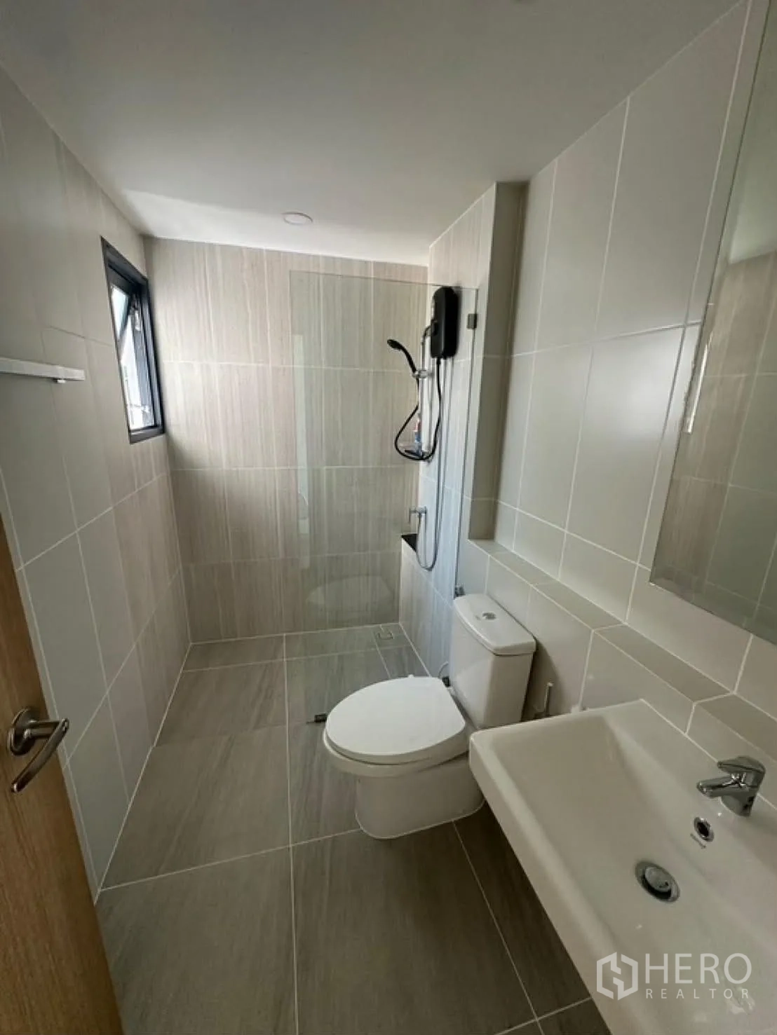 บ้านเดี่ยว for rent in Bang Phli, Samut Prakan - ห้องน้ำสมัยใหม่พร้อมโซนอาบน้ำกระจก สุขภัณฑ์ และอ่างล้างหน้า