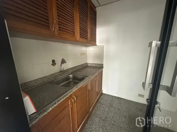 สำนักงาน ให้เช่า - แพนทรีสำนักงานกะทัดรัด มีอ่างล้างจาน เคาน์เตอร์หินแกรนิต และตู้ไม้บิวท์อิน