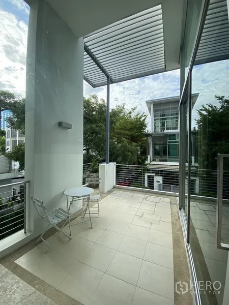 ทาวน์เฮาส์ ให้เช่าหรือขายในChatuchak, Bangkok - เทอเรซชั้นบนมีระแนงหลังคา ชุดนั่งเล่น และวิวชุมชน