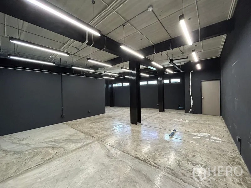 สำนักงาน ให้เช่าในChatuchak, Bangkok - ออฟฟิศเปิดโล่งขนาดใหญ่ มีคานและเสาหลายต้น ไฟเส้น และพื้นคอนกรีตขัดมัน