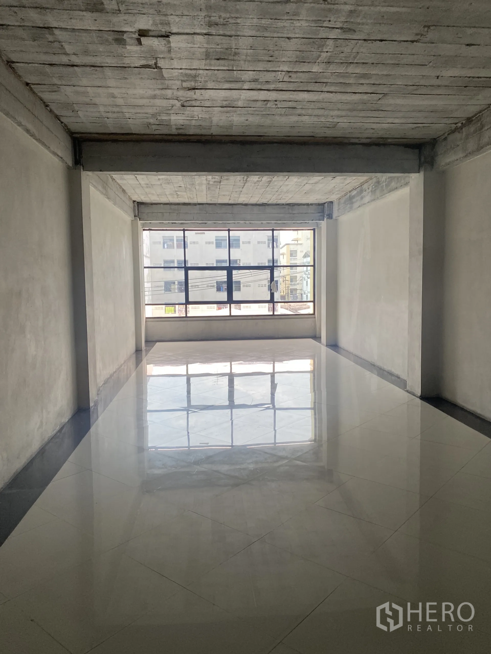 店屋 出租在Khlong Toei, Bangkok - 楼上房间带大幅临街窗，亮面地砖与外露混凝土天花。