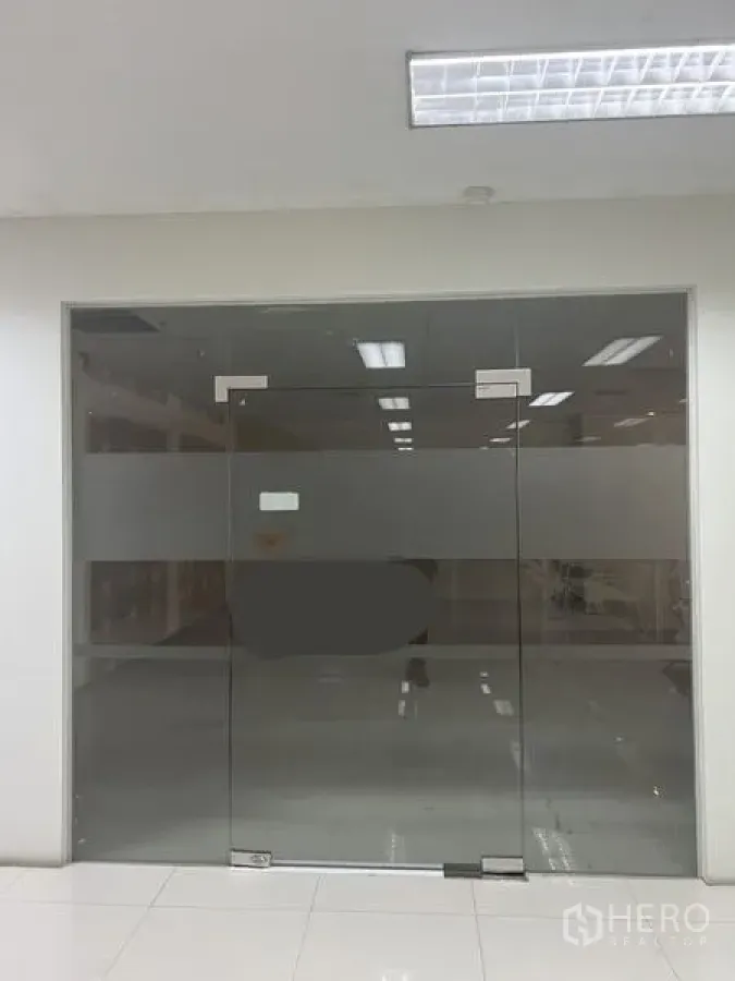 零售空间 出租在Bang Rak, Bangkok - 玻璃双开门店面，带磨砂横条，天花灯光明亮与瓷砖地面