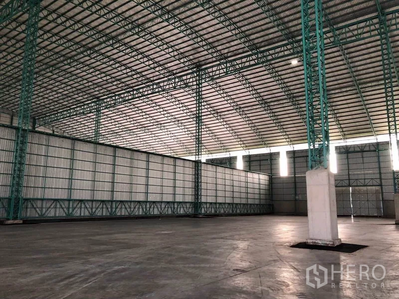 Warehouse for rent in Sai Noi, Nonthaburi - Corner view of steel-framed partition wall with concrete base.