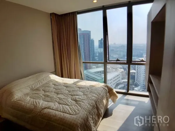 คอนโด ขายในWatthana, Bangkok - ห้องนอนหน้าต่างเต็มบานชมวิวสกายไลน์กรุงเทพฯ พร้อมตู้เก็บของบิลท์อิน