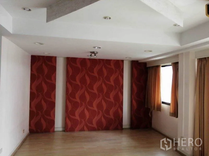 办公空间 出租在Khlong Toei, Bangkok - 采光良好的办公室，红色纹理墙板、窗户与米色窗帘。