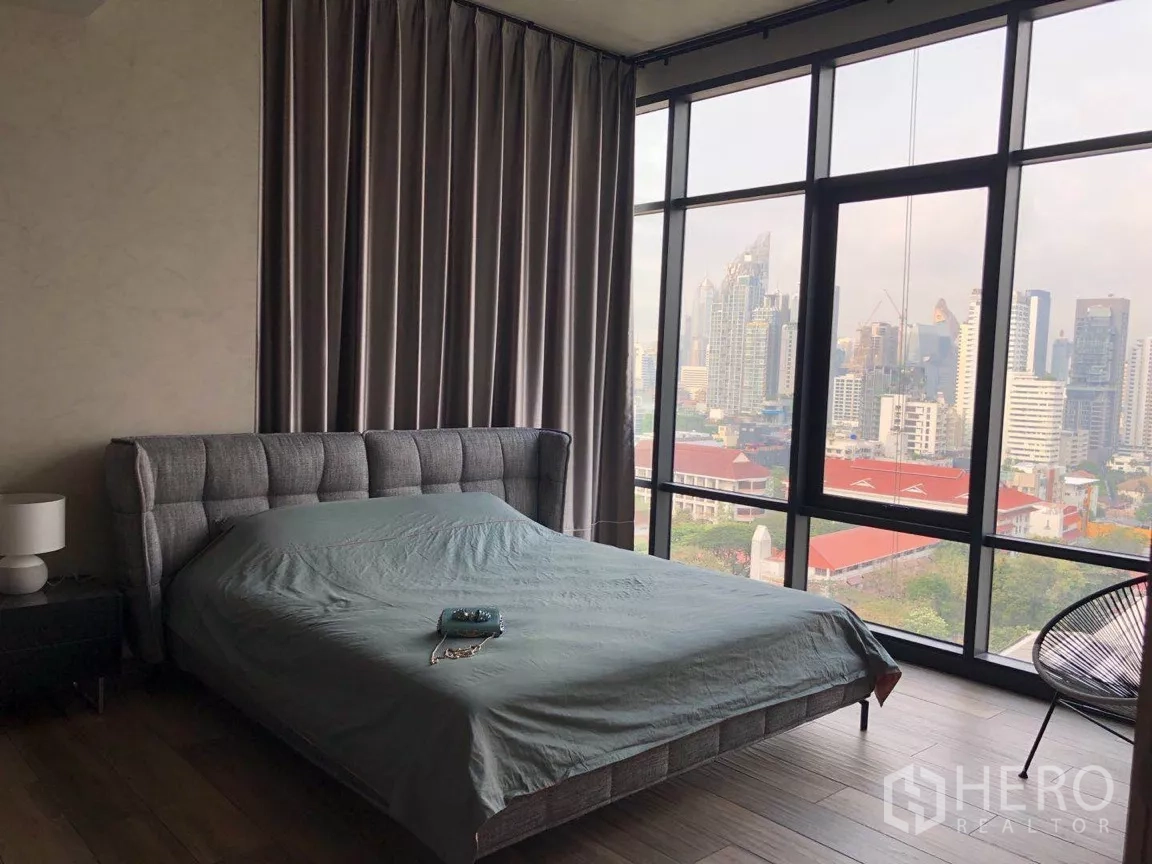 คอนโด ขายในWatthana, Bangkok - ห้องนอนหลักเตียงบุนวม พร้อมหน้าต่างสูงจรดเพดาน มองเห็นวิวเมืองกว้าง