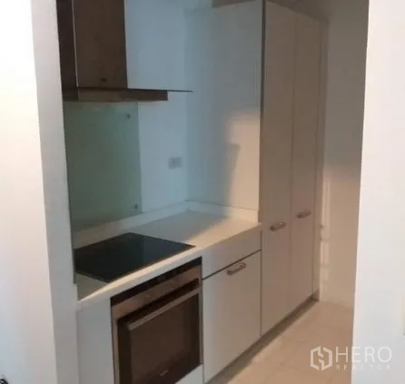 คอนโด ให้เช่าในPathum Wan, Bangkok - โซนครัวเตรียมอาหารพร้อมเตาไฟฟ้า เตาอบ และตู้สูงสำหรับเก็บของ