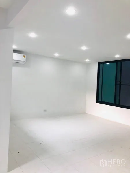 สำนักงานที่บ้าน ให้เช่าในKhlong Toei, Bangkok - ห้องกว้างโทนขาว ฝังไฟดาวน์ไลท์ หน้าต่างบานใหญ่ และเครื่องปรับอากาศติดผนัง