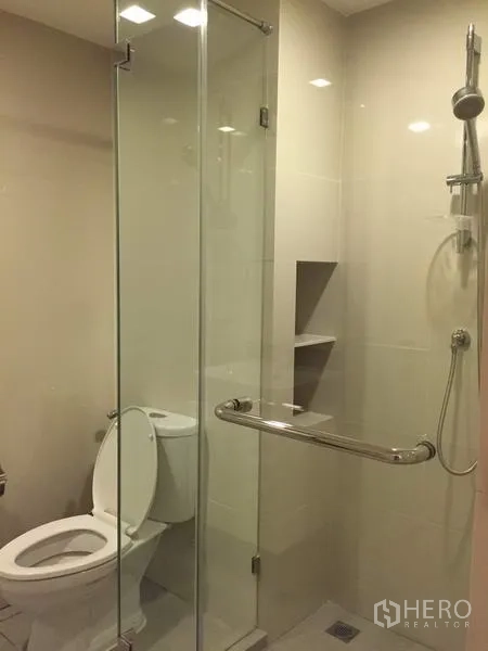 คอนโด ให้เช่าในWatthana, Bangkok - ห้องน้ำสไตล์โมเดิร์นพร้อมตู้กระจกกั้นอาบน้ำแบบแยกส่วนและโถสุขภัณฑ์