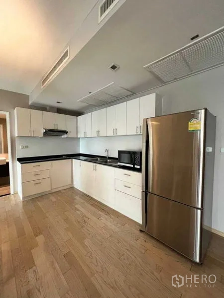 คอนโด ให้เช่าในKhlong Toei, Bangkok - ครัวรูปตัวแอล ตู้สีขาว ท็อปสีดำ พร้อมตู้เย็นสแตนเลส