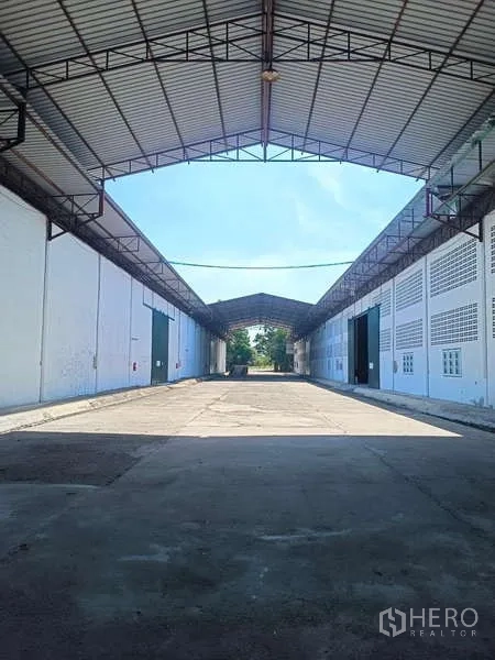 货栈 出租在Mueang Rayong, Rayong - 两侧仓库之间的通道，顶部覆盖适合装卸作业。
