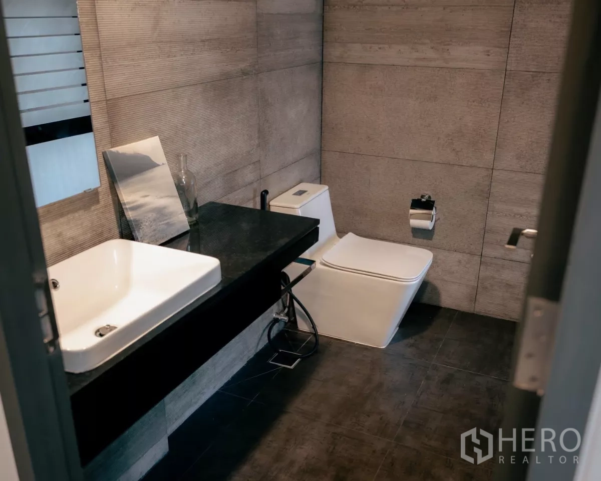 独立式住宅 出租或出售在Bang Phli, Samut Prakan - 客卫另一视角，坐便器与大镜面。