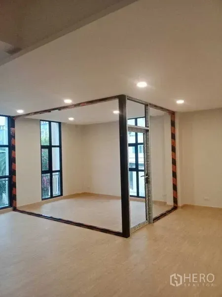 สำนักงานที่บ้าน ให้เช่าในBang Kapi, Bangkok - ห้องทำงานสว่างพร้อมกล่องห้องประชุมกระจกและพื้นลายไม้.