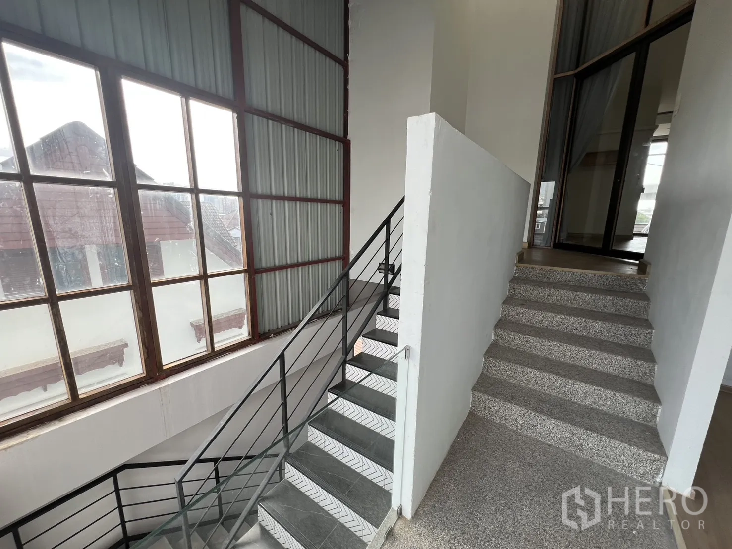 Home Office for rent in Mueang Nonthaburi, Nonthaburi - Stairwell with large windows and dual staircases.